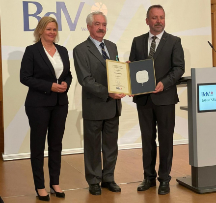 Dr. Alfred Eisfeld erhielt die BdV-Ehrenplakette  